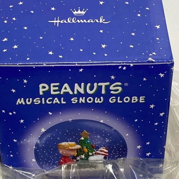 NWT Hallmark Peanuts Musical Snow Globe Glass Christmas Home Decor - Picture 3 of 7